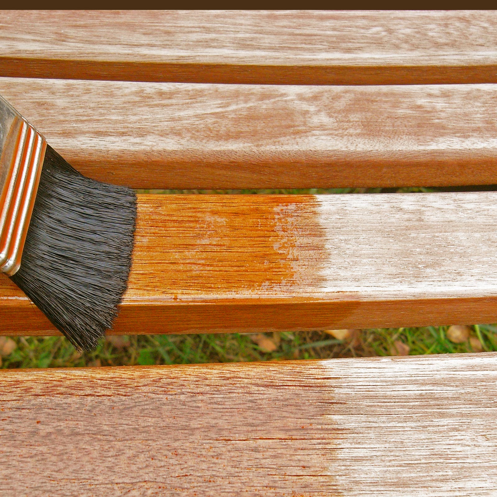 Huile pour meubles de jardin